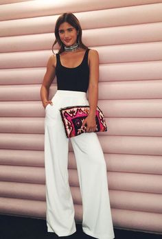 Cream pants Hipster Outfits Summer, Wide Leg Pants Outfit, White Wide Leg Pants, Elegante Y Chic, Leg Pants Outfit, Pantalon Large, White Pants, Spring Summer Outfits