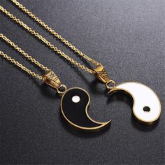 According to Chinese philosophy, the yin and yang represent light and shadow, complementary forces working together to create a beautiful balance. Share our Yin Yang Necklace for Couples with that special someone who completes you! Perfect Valentine's day gift!! Those who wear yin yang jewelry are brought not only positive energy but also good fortune and luck! Yin and Yang are not opposite but complementary in nature. *The Yin* Characteristics: Feminine, passive,intuitive,delusion,moon,dark,col Yin Yang Jewelry, Yin En Yang, Jin Jang, Puzzle Piece Necklace, قلادات متدلية, Yin Yang Necklace, Bff Jewelry, Jamie Hewlett, Bff Necklaces