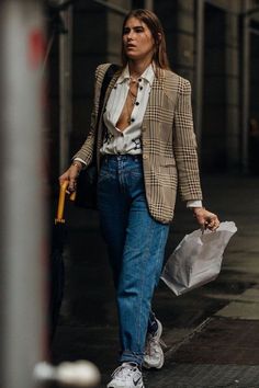 El Street Style Habló: El Blazer Escocés Seguirá Fuerte Este 2020 Y Así Lo Llevan Las Más Estilosas | Cut & Paste – Blog de Moda Street Fashion Photography, Vestidos Vintage, Street Style Looks