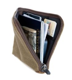 Finn International Travel WALLETs - Big enough for foreign bills | http://www.sfbags.com/products/finn-passport-wallet Mochila Edc, Camper Hacks, Edc Bag, Inside My Bag, Front Pocket Wallet, Best Wallet, Passport Wallet, Pocket Wallet, Wallet Pouch