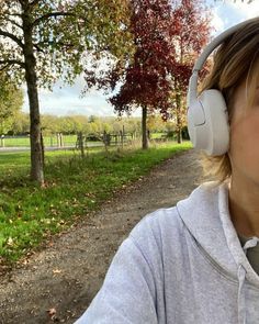 #autumn #fall #listeningtomusic #headphones #outise #walk #run #morning #aesthetic Fall Girl Aesthetic, Healthy Autumn, Manchester United Kingdom, Morning Aesthetic, Fall Girl, Quiet Girl, Foto Poses