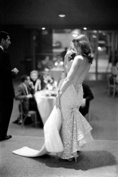 Vikki Dougan: Seductive Sex-Bomb Whose Daring Backless Dresses Inspired the 1950s Women's Fashion ~ vintage everyday Vikki Dougan, 1950s Women, 1950s Fashion Women, Backless Evening Gowns, Curve Hugging Dress, Backless Dresses, Glamour Vintage, Jessica Rabbit, Moda Vintage