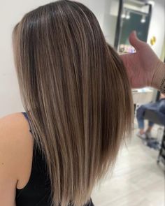 Platinum Blonde Highlights In Brown Hair, Blonde Highlights On Brown Hair Natural, Hair Dye Brown Highlights, Highlights Brown Hair Balayage Straight, Highlites On Brown Hair, Hilight Hair Ideas, Hair Colour Ideas For Straight Hair, Lighter Brown Highlights, Brown Hair With Tiny Blonde Highlights