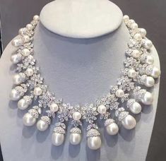 Real Diamond Necklace Royal Jewels, Fine Pearl Jewelry, Real Diamond Necklace, Designers Jewelry Collection, Pearl Necklace Designs, Fancy Jewellery Designs, Diamond Necklace Designs, Jewelry Set Design, Pearl And Diamond Necklace