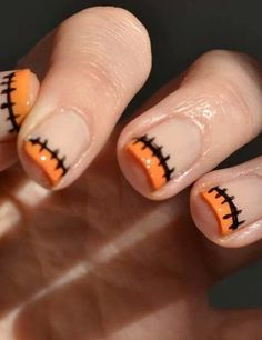 Halloweenský Makeup, Nail Art Halloween, Halloween Manicure, Halloween Fest, Halloween Nail Designs, Halloween Nail, Halloween Nail Art, Orange Nails, Manicure Y Pedicure