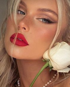 Red Lipstick Makeup Blonde, Blonde Hair Red Lips, Makeup Bibir, Red Lipstick Makeup Looks, Red Lips Makeup Look, Romantic Makeup, Red Lipstick Makeup