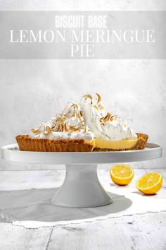 Biscuit base lemon meringue pie on a cake stand. Easy Biscuit, Meringue Pie Recipes, Quick Dessert Recipes, Biscuits Easy, Lemon Flavor, Chocolate Delight, Swiss Meringue, Digestive Biscuits