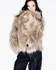 A cute fur coat with a voluminous silhouette and high neck design. 

The soft and warm impression of the material will enhance your autumn/winter mood. 

It's an item that makes an impact on its own, and even with simple styling, you can stand out from the crowd. 

◾️Model
Height/Weight: 171cm/45kg
Try size: S

◾️Material
acrylic 70%
polyester 30%



Size (cm)
Length
Shoulder width
Chest measurement
Sleeve length


S
57.5
46
113
55


M
60
47
117
56 Winter Mood, One Piece Top, High Neck Designs, Strike A Pose, Milk Tea, Height And Weight, Fur Jacket, Model Height, Neck Designs