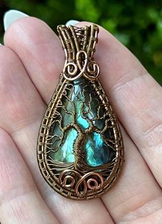 This labradorite wirewrap features a Tree of Life, timeless symbol of change, harbinger of rebirth, and herald of new life. *Notes on labradorite*  "For self-discovery, it is excellent for awakening one's own awareness of inner spirit, intuition and psychic abilities. Labradorite is also the most powerful protector of the mineral kingdom, creating a shielding force throughout the aura and strengthening natural energies from within." "Labradorite is an important crystal because it can help you with your physical, emotional, and spiritual healing. It's a great companion crystal that can guide you in your journey of self-discovery. It can work on enhancing your intuition and activating your psychic abilities." *made using non tarnish copper wire* Life Notes, Tree Of Life Wire, Tree Of Life Jewelry, Bijoux Fil Aluminium, Wire Necklace, Homemade Jewelry, Handmade Wire Jewelry, Tree Of Life Pendant, Simple Necklace