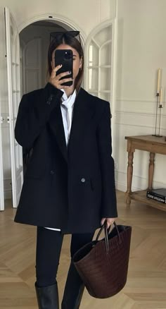 Black Skinnies Outfit Work, Black Oversized Blazer Outfit Winter, Oversized Black Blazer Outfits, Navy Blazer Street Style, Navy Blazer Outfit Women Work Classy, Oversized Blazer Outfit 2023, Outfit Con Blazer Nero, Oversized Blazer Winter Outfit, Blazer Nero Outfit