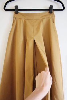 How to sew the front and back pleats on the Tania Culottes by Megan Nielsen Patterns Pleated Skirt Pattern, Pleats Pattern, Make Your Own Clothes, Trendy Dress Outfits, Shirt Refashion, Creation Couture, Couture Sewing