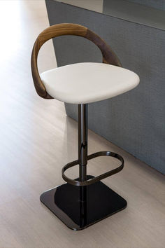 High end italian made stool, frame in canaletto walnut, base in high end metal, seat covered in fabric, eco-leather or leather. Modern Kitchen Stools, Pottery Barn Kitchen, U Shaped Bar, Bar Stool Kitchen, Simple Dining Chairs, Fabric Dining Room Chairs, Stool Kitchen, Transitional Dining Room, Luxury Italian Furniture