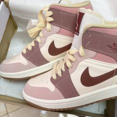 Nike Air Jordan Mid. Size 9.5 Buty Nike Jordan, Girly Jordans, Customized Jordans, Jordan Rosas, Jordan 1 Pink Quartz, Ones Jordan, Nike Shoes For Girls, Preppy Shoe, Nike Air Jordan Mid