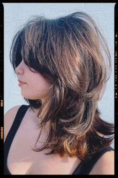 Wolf Cut Hair Wolfcut With Face Framing Bangs, Wolfcut Face Framing, Wolfcut Hair For Round Face, Diamond Wolfcut Hair, Layers Shaggy Hairstyles, Face Shaping Layers Medium Hair, Wolfcut With Round Face, Shaggy For Round Face, Wolfcut With Bangs Round Face