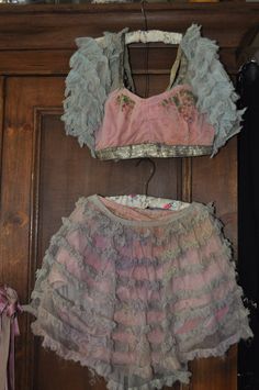 1920's theatre costume Acrobatic Costume, Acrobat Costume, Circus Chic, Antique Circus, Pierrot Costume, Vintage Circus Costume, Circus Outfits, Circus Costumes, Circus Costume