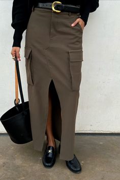 Leather Cargo Skirt Outfit, Olive Cargo Skirt Outfit, Cargo Skirt Street Style, Olive Maxi Skirt Outfit, How To Style A Cargo Skirt, Khaki Cargo Skirt Outfit, Cargo Midi Skirt Outfit, Cargo Maxi Skirt Outfit, Long Cargo Skirt Outfit