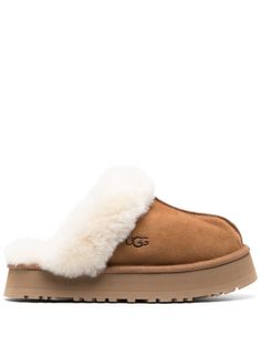 Disquette shearling platform slippers from UGG featuring chestnut brown, shearling lining, slip-on style, embossed logo to the side, round toe, branded insole and platform sole. Ugg Mini Bailey Bow, Ugg Chestnut, Ugg Sneakers, Moon Boot, Ugg Bailey, Legging Sport, Fabric Labels