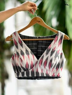 Ikkath Blouse Designs Latest, Blouse Front Neck Designs, Blouse Sleeves Design Latest, Blouse Front Neck, Tops Outfit Ideas, Blouse Sleeves Design, Cotton Sleeveless Blouse, Black Sari, Blusas Crop Top