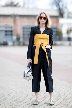 Character Costume, Milan Fashion Week Street Style, Satin Belt, Model Pose, Street Style 2017, Obi Belt, Milan Fashion Weeks, Autumn Street Style, Street Style Chic