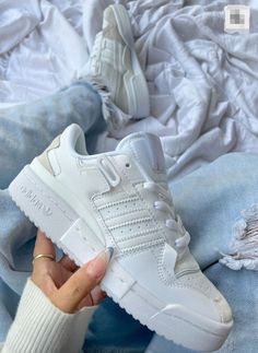 Adidas Trendy Shoes Sneakers 2023, Trendy Shoes Sneakers Street Styles, Outfit Zapatillas Blancas, Sneaker Inspo Women, Tennis Nike, Forum Low, Basic Shoes