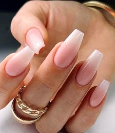 Descubre las técnicas que te ayudarán a lograr acabados espectaculares en uñas y empezar un negocio rentable en pocas semanas. Fake Nails Long, Solid Color Nails, Easy Nails, Hari Valentine, Nailed It, False Nail, Manicure E Pedicure, Nail Accessories, Ombre Nails