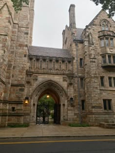 Yale university campus aesthetic Yale University Building, Private School Campus Aesthetic, Yale Rory Aesthetic, Aesthetic College Campus, Yale Law Aesthetic, Yale College Aesthetic, Yale Vision Board, Yale Campus Aesthetic, Yale Student Aesthetic