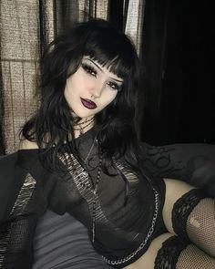 Goth Hair Women, 90s Goth Outfits Grunge, Goth Picture Ideas, Goth Make Up Looks, Emo Club Outfit, Black Alt Hair, Emo Style Aesthetic, Y2k Alt Outfits, Black Outfits Grunge