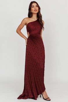 Deep Red Bridesmaid Dresses Winter, Wine Gown Dress, Winter Cocktail Dress Wedding Guest, October Wedding Bridesmaid Dresses, Moody Bridesmaid Dresses, Semi Formal Wedding Attire For Guest, Deep Red Gown, Christmas Formal Dress, Burgundy Wedding Guest Dress