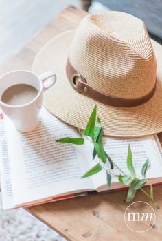 Hat Photography, Photo Class, Living Photo, Miss Match, Beach Photography Poses, Spring Photos, Flatlay Styling, Flat Lay Photography, Women's Hats