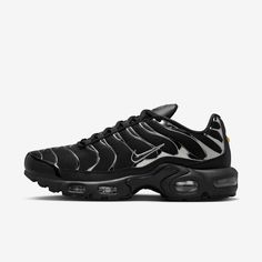 Let your attitude have the edge in the Air Max Plus. Its iconic caging adds heat to your look while airy mesh keeps you cool. And the visible cushioning lets you celebrate your defiant style in comfort. This premium version features metallic and reflective accents. Nike Air Max 90 Black, Air Max Shoes, Nike Shoes Air Max, Cute Sneakers, Black Shoes Women, Nike Air Max Plus, Air Max Plus, Black Chrome, Classy Casual