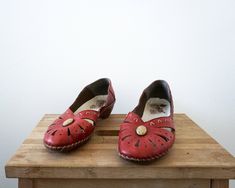 Vintage shoes in good condition. Brand: Rieker - antistes Size: 40  100 % Leather Red Leather Shoes, Rieker Shoes, Vintage Denim Jeans, Mini Crossbody Purse, Vintage Sandals, Blue Towels, Vintage Purse, Jeans Bag, Mini Crossbody