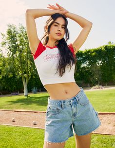 Low Rise Jorts Outfit, Cute Jean Shorts Outfit, Baggy Jorts Outfit Idea, Boy Shorts Outfit Women, Y2k Outfits Shorts, Blue Shorts Outfit, Baggy Jean Shorts, Pride 2024, 2024 Fits