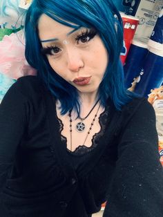 Hair Dye Ideas Solid Color, Blue Hair And Eyebrows, Blue To Black Hair, Outfits With Blue Hair, Goth Hair Dye Ideas, Short Dark Blue Hair, Short Teal Hair, Blue Hair Outfit, Blue Hair With Bangs