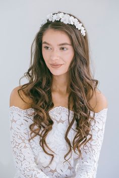 White Flower Wedding Headband Tiara Statement Wedding Tiara - Etsy Simple Flower Headband, Wedding Hair Looks, Flower Tiara Wedding, Hair Garland Wedding, White Flower Crown Wedding, Wedding Hair Band, Wedding Floral Crown, White Flower Headband, White Flower Wedding