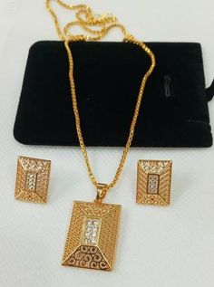 Loket Sets Gold Design Simple, Turkish Jewellery Designs, Turkish Gold Jewelry, Dubai Necklace, Locket Earrings, Bright Pillows, Antique Necklaces Design