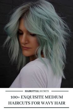 We can feel the coolness of this medium hairstyle for wavy hair! This hair color was mixed with a medium-long chop that leaves the strands to fall negligently for a unique appearance. #mediumhaircuts #wavyhair #haircolorideas #layeredhaircuts #hairstylesecrets Shadow Root