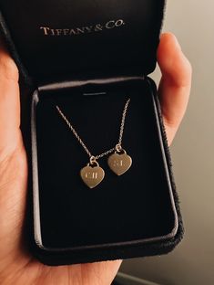 Couple Necklaces Aesthetic, Necklaces Aesthetic, Couples Necklace, Tiffany And Co Jewelry, Romantic Gestures, Couple Necklaces, Tiffany And Co