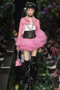 Moschino Spring 18 Runway Fashion Couture, Summer 19, Drama Queen, Guess By Marciano, Cat Walk, Looks Chic, Pink Outfit