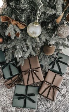 Christmas Decor Champagne Color, Woodland Wrapping Ideas, Aspen Christmas Decor, Forest Green And Black Christmas Decor, Green Brown And Cream Christmas Decor, Monochromatic Wrapping Paper, Neutral Christmas Presents, Black And Beige Christmas Tree Decor, Dark Green Velvet Christmas Decor