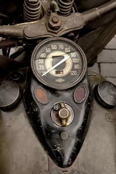 the speedometer is on top of an old motorcycle