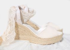 We SHIP ✈️ 🌍 WORLDWIDE! ANNA Peep Toe Wedge Espadrilles Organic cotton upper in ivory color. Ribbon ties in ivory color made of soft and high quality Chantilly Lace. If you want the lace ribbon in any other color or material as satin, organza or tulle, please contact us. Wedge heel made of natural jute. HEEL HEIGHT: -Platform Heel: 4 inches ( 10 cm) -High Heel: 3.34 inches ( 8.5 cm ) -Medium Heel: 1.96 Inches ( 5 cm ) *SIZES: Order your true size. If you normally fall in between sizes, we recom Reception Shoes, Wedding Shoes Platform, Lace Espadrilles, Ivory Bridal Shoes, Wedge Wedding Shoes, Beach Wedding Shoes, Wedding Shoes Comfortable, Boho Style Wedding, Lace Up Espadrilles