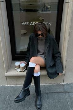 Flat Boots Outfit, Black Knee High Boots Outfit, Knee High Socks Outfit, High Socks Outfits, Winter Boots Outfits, Winter Outfits Warm, Sock Outfits, Winter Fashion Outfits Casual