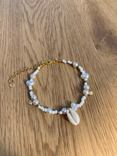 Sea Shell Bracelets, Sea Shell Bracelet Aesthetic, Beach Beads Bracelets, Shell Charm Bracelet, Beach Gold Jewelry, Beach Bead Bracelet, Shell Bead Bracelet, Sea Shell Jewelry Aesthetic, Beach Bracelets Aesthetic