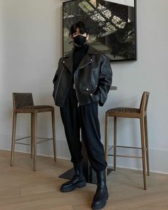 Streetware Outfits Men, Boots Men Outfit, Black Outfit Men, Bts Inspired Outfits, Outfits For Men, Mens Trendy Outfits, Guys Clothing Styles, Travel Outfits