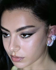 charli xcx face Charli Xcx Eye Makeup, Charli Xcx Hairstyle, Charli Xcx Makeup Brat, Brat Makeup Look, Charlie Xcx Makeup, Charli Xcx Hair, Charli Xcx Fashion, Charli Xcx Makeup, Surgery Aesthetic