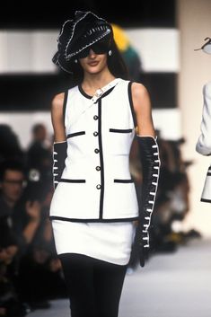 Claudia Mason 90s Fashion Runway, Claudia Mason, Models 90s, Classic Chanel, Runway Fashion Couture