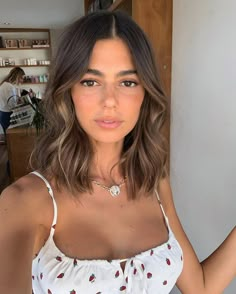 Hair Inspo Brunette Short, Hair Inspo Color Brunettes Short, Spring Brown Hair Balayage, Short Summer Hair Brunette, Low Lights For Brown Hair Short Hair, Chopped Brown Hair, Face Framing With Short Hair, Haircuts For Medium Brown Hair, Dark Brown Hair With Caramel Highlights Mid Length