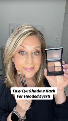 Blue Eye Shadow Hooded Eyes, Eyeshadow For Hooded Blue Eyes, Blue Hooded Eyes Makeup, Eye Makeup For Hooded Eyelids, Eyeshadow Over 50, Easy Eye Shadow, Makeup For Hooded Eyelids, Eyeshadow For Hooded Eyes