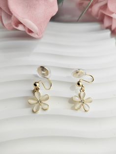 A pair of cute and nicely white flower drop clip on earrings. Lightweight invisible clip on earrings for non pierced ears and sensitive ears. Friendly reminder: Please avoid repeatedly bending the ear clip back and forth, as this can easily cause the clip to break Materials: Copper  Size: 1.47in/1.2cm Style: Minimalist 100% Handmade Jewelry Perfect gift for friends/girlfriend/wife and yourself They will arrive packaged in lovely jewellery bag. Please mark as a gift when you need gift box packagi Cheap Minimalist Nickel-free Clip-on Earrings, Invisible Clip On Earrings, White Clip-on Flower Earrings For Gifts, White Clip-on Flower Earrings, White Flower Clip-on Earrings, White Hypoallergenic Dangle Clip-on Earrings, White Hypoallergenic Drop Clip-on Earrings, White Hypoallergenic Clip-on Drop Earrings, Hypoallergenic White Drop Clip-on Earrings