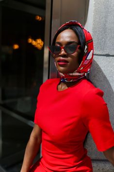 Chic ways to wear a scarf, red sunglasses, red lipstick, brown skin, Black influencer Scarf And Sunglasses Vintage, Lipstick Brown Skin, Red Sunglasses Outfit, Hermes Scarf Outfit, 1950's Hairstyles, Lipstick Brown, Beret Outfit, 1950s Hairstyles, Wear A Scarf